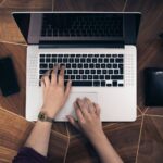 Prywatny laptop, telefon i&nbsp;samochód do&nbsp;celów służbowych – ekwiwalent, ryczałt i&nbsp;zwrot kosztów